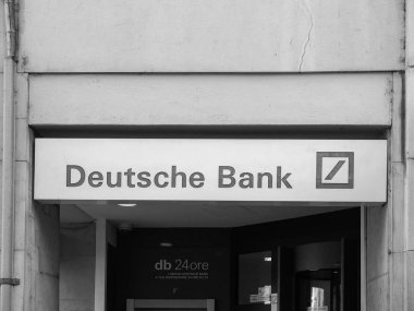 Verona siyah beyaz Deutsche Bank vitrin