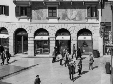 Verona siyah beyaz Louis Vuitton vitrin