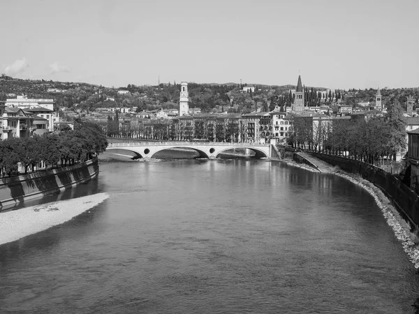 Castelvecchio'yu eski kale Verona siyah ve beyaz — Stok fotoğraf