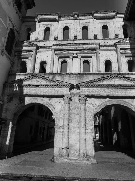 Porta Borsari city gate in Verona black and white — Stock Photo, Image