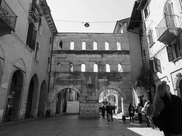 Porta Borsari stadspoort in Verona zwart-wit — Stockfoto