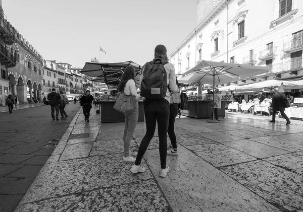 Piazza delle Erbe i Verona svart och vitt — Stockfoto