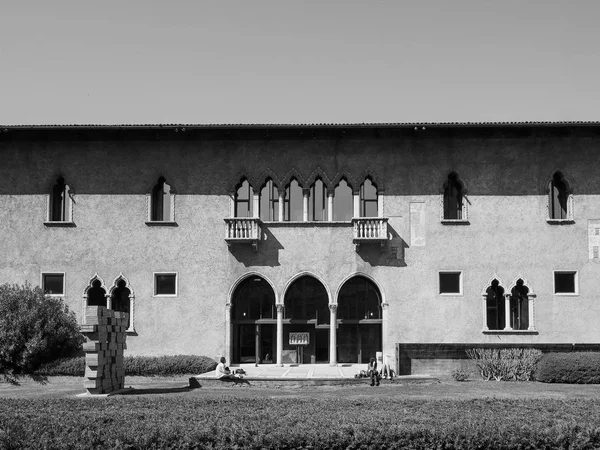 Museo Castelvecchio de Verona en blanco y negro — Foto de Stock