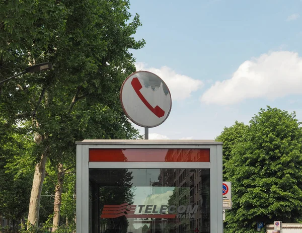 Vintage Telecom piros telefon doboz Torinóban — Stock Fotó
