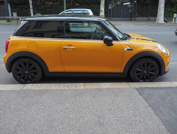 Mini voiture jaune en Turin — Photo