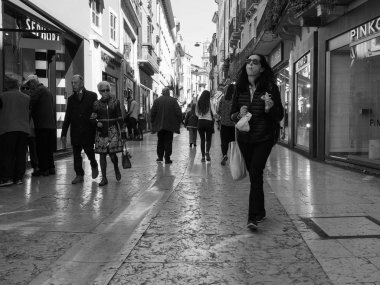 Verona şehir merkezinde insanlar siyah beyaz