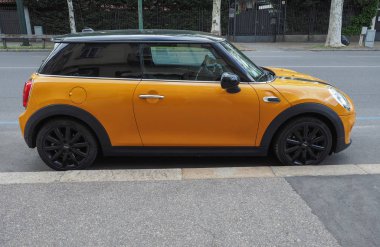 Torino 'da sarı Mini araba