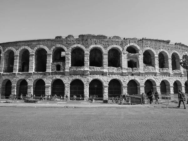 ヴェローナ ・ アリーナのローマ円形闘技場黒と白 — ストック写真