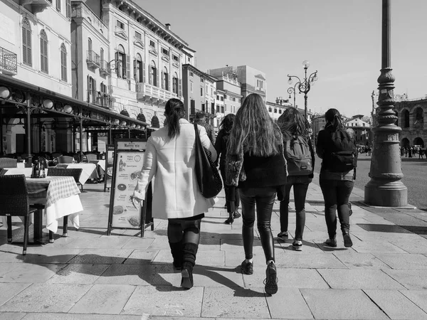 Les gens dans le centre-ville de Vérone noir et blanc — Photo