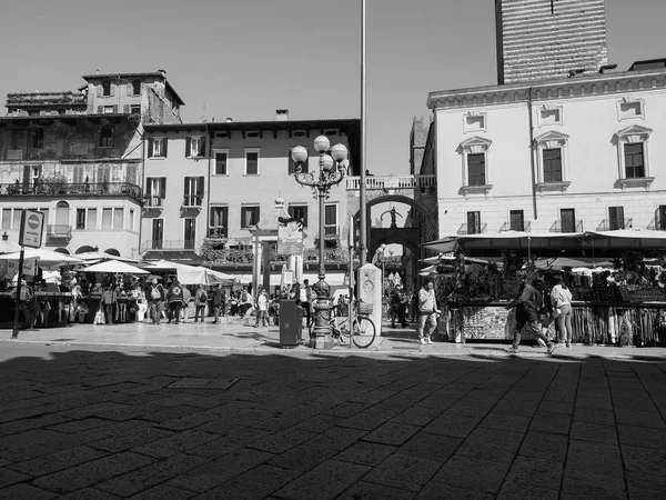 Piazza delle Erbe w Verona czerni i bieli — Zdjęcie stockowe