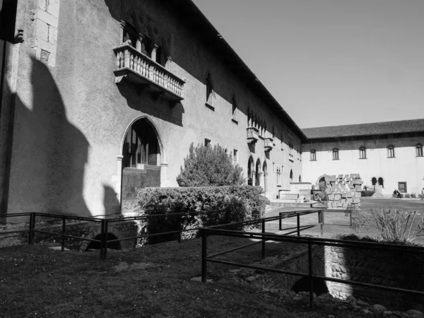 Castelvecchio museet i Verona svart och vitt — Stockfoto