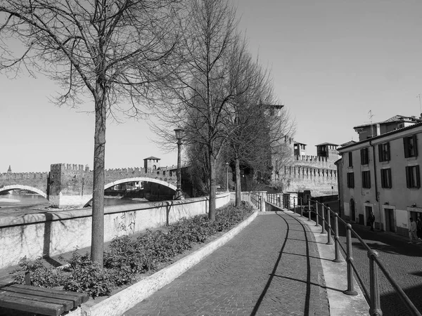 View of the city of Verona black and white — Stock Photo, Image
