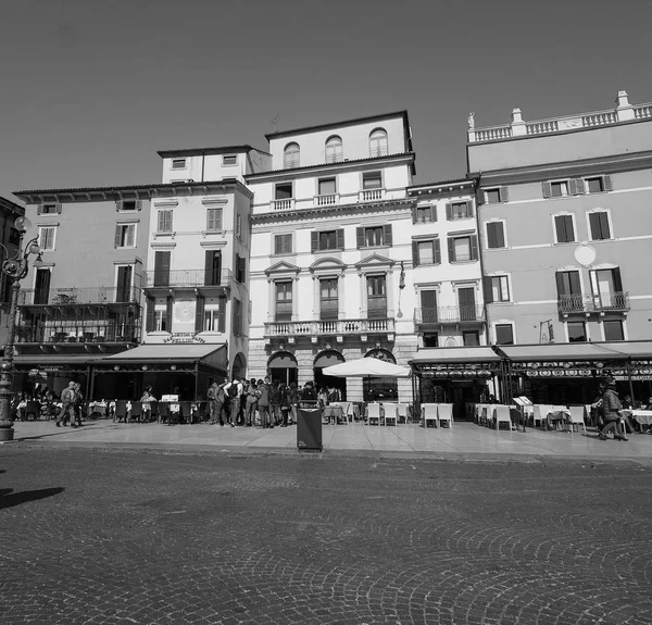 Piazza Bra em Verona preto e branco — Fotografia de Stock
