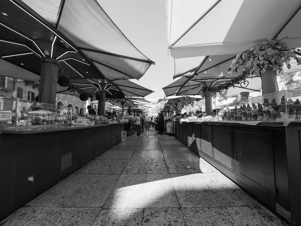Piazza delle Erbe in Verona black and white — Stock Photo, Image