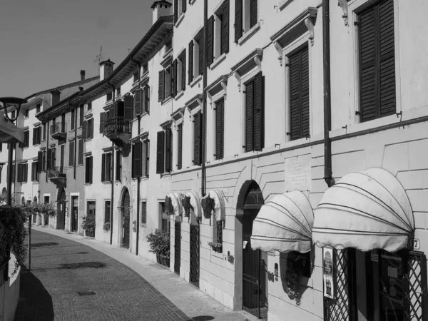 Utsikt över staden Verona svart och vitt — Stockfoto