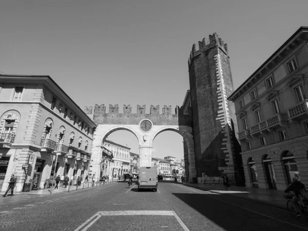 Portoni della sutyen kapısı Verona siyah ve beyaz — Stok fotoğraf