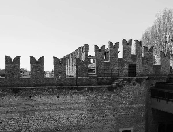 Castelvecchio castelo velho em Verona preto e branco — Fotografia de Stock