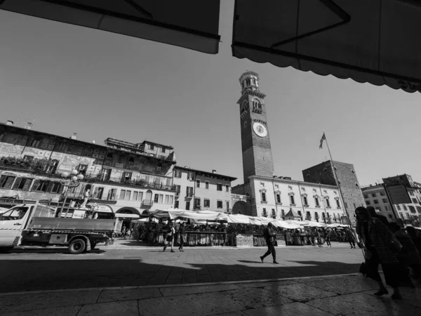Piazza delle Erbe en Verona blanco y negro — Foto de Stock