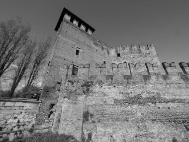 Castelvecchio Köprüsü aka Verona siyah ve whi Scaliger Köprüsü
