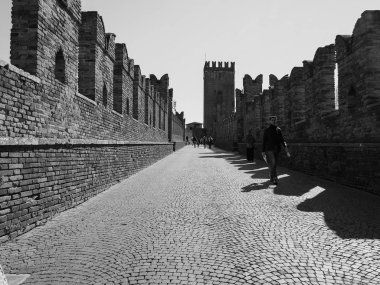 Castelvecchio Köprüsü aka Verona siyah ve whi Scaliger Köprüsü