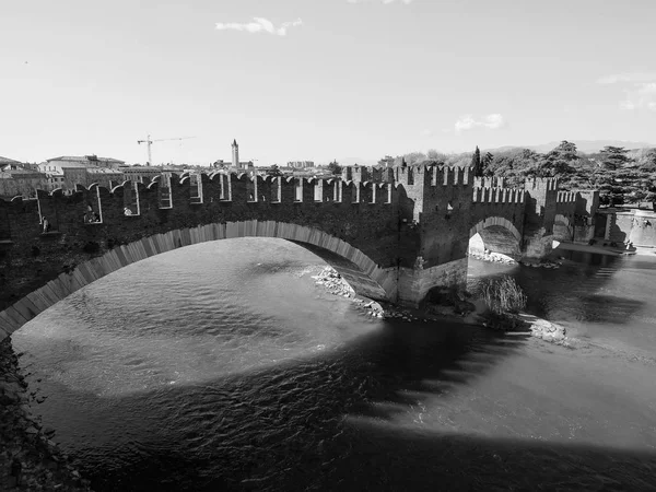 Castelvecchio-brug aka Scaliger Bridge in Verona zwart en WHI — Stockfoto