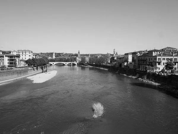 Río Adigio en Verona blanco y negro — Foto de Stock