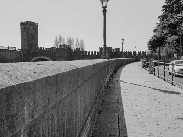 Pohled na město Verona černá a bílá — Stock fotografie