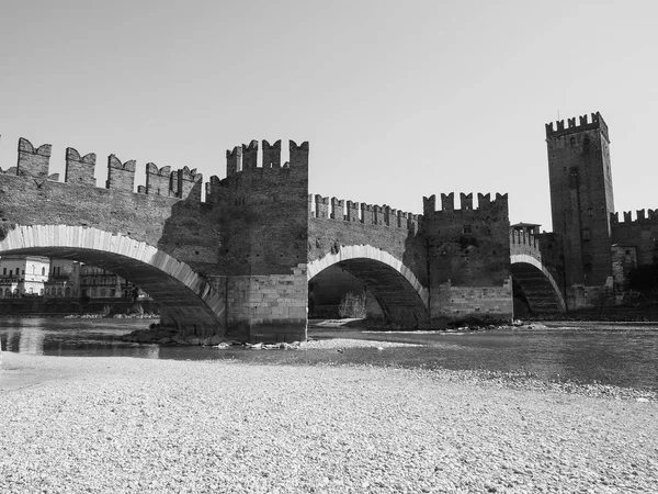 Castelvecchio-brug aka Scaliger Bridge in Verona zwart en WHI — Stockfoto