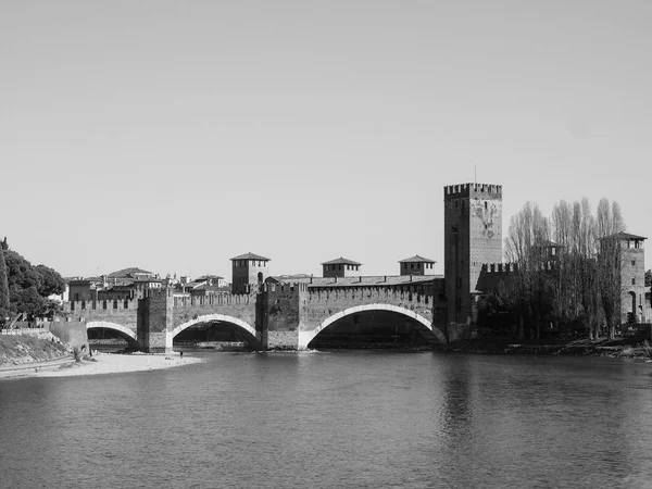 Castelvecchio Puente aka Scaliger Puente en Verona negro y whi —  Fotos de Stock