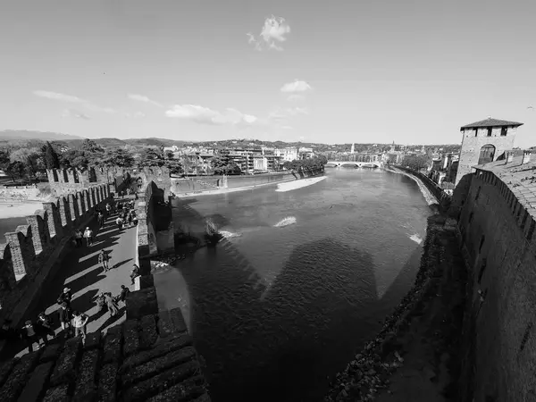 Castelvecchio Bridge aka Scaliger Bridge in Verona black and whi — Stock Photo, Image
