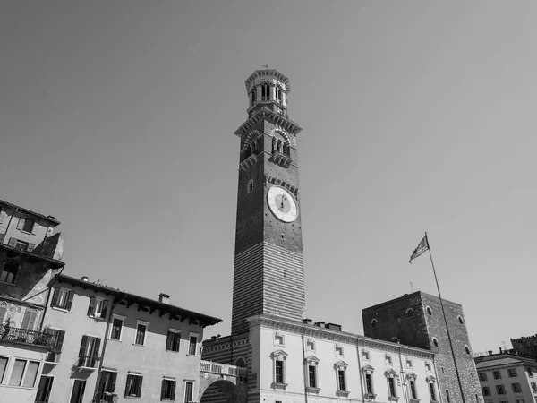 Piazza delle erbe in verona schwarz-weiß — Stockfoto