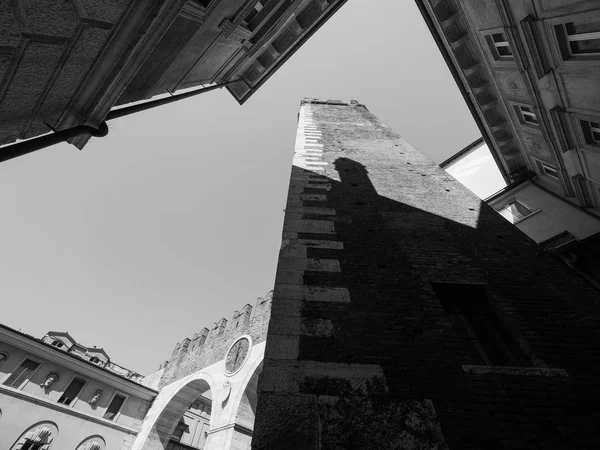 Portoni della Bra gate i Verona svart och vitt — Stockfoto