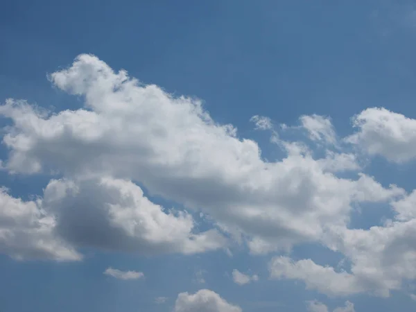 Cielo azul con fondo de nubes — Foto de Stock