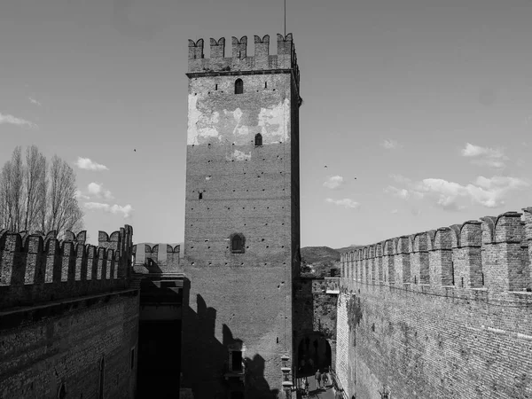 De oude kasteel Castelvecchio in Verona zwart-wit — Stockfoto