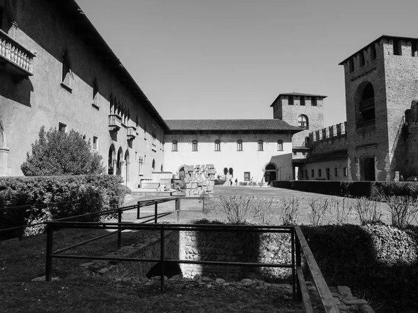 卡斯特维奇欧博物馆在维罗纳黑色和白色 — 图库照片