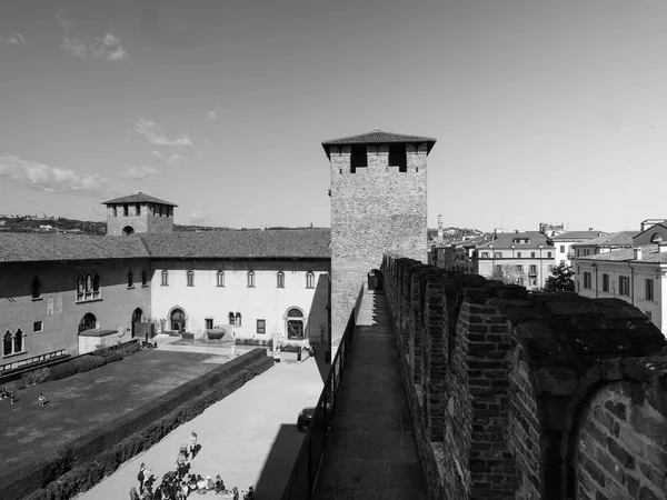 Castelvecchio antiguo castillo en Verona blanco y negro — Foto de Stock