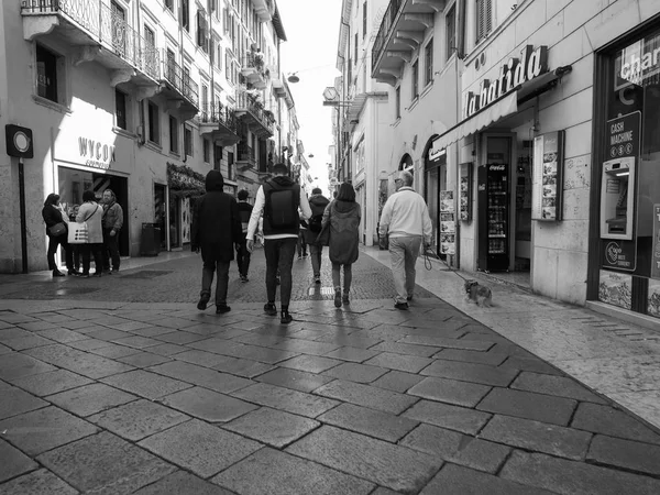 Les gens dans le centre-ville de Vérone noir et blanc — Photo