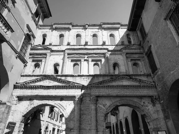 Městská brána Porta Borsari ve Veroně černá a bílá — Stock fotografie