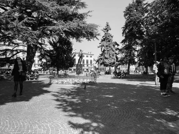 Piazza Bra in Verona zwart-wit — Stockfoto