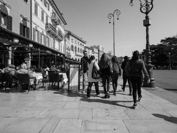 Pessoas no centro da cidade de Verona preto e branco — Fotografia de Stock