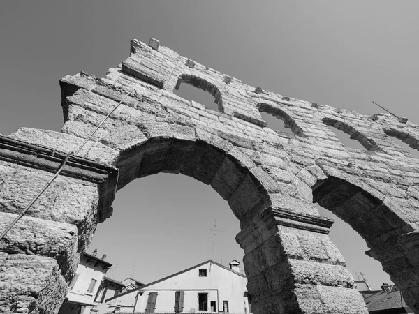 Verona Arena romerska amfiteatern svart och vitt — Stockfoto