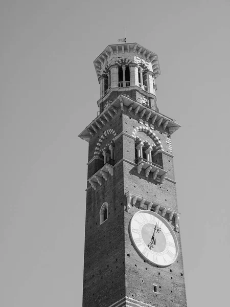 Piazza delle Erbe en Verona blanco y negro — Foto de Stock