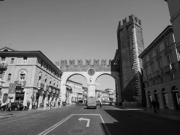 Brána Portoni della podprsenku v Verona černá a bílá — Stock fotografie