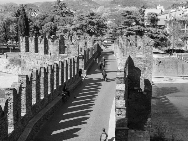カステル ヴェローナ黒と白の古い城 — ストック写真