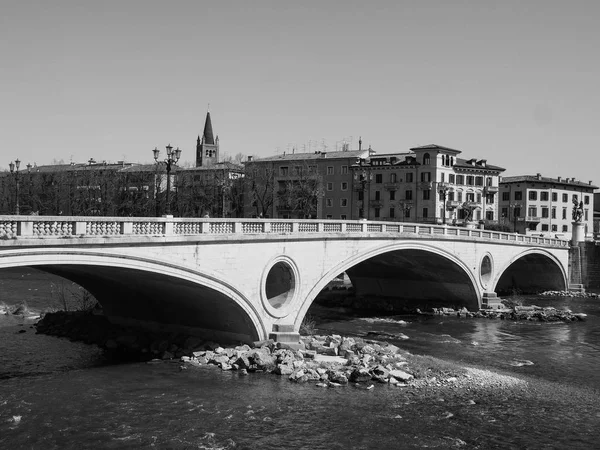 Řeka Adige ve Veroně černá a bílá — Stock fotografie