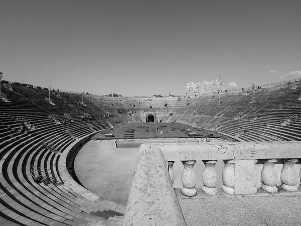 Verona Arena romerska amfiteatern svart och vitt — Stockfoto