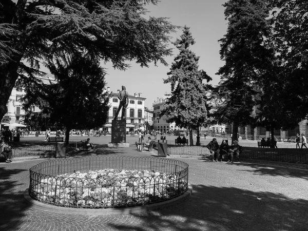 ヴェローナ黒と白ブラ広場 — ストック写真