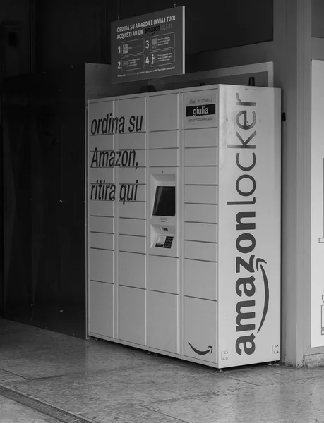 Amazon szekrény Veronában fekete-fehér — Stock Fotó