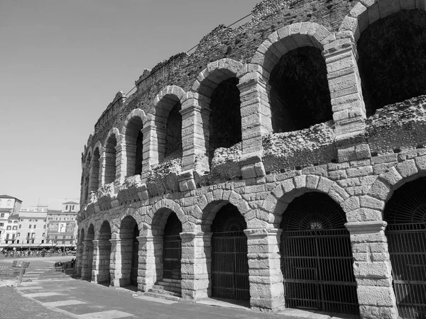 Verona Arena romerska amfiteatern svart och vitt — Stockfoto