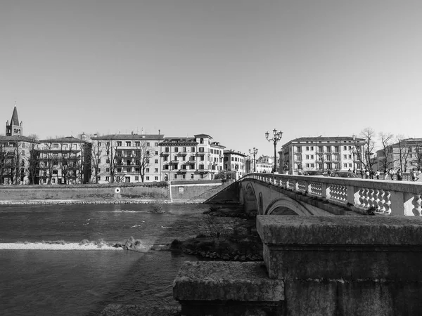 Řeka Adige ve Veroně černá a bílá — Stock fotografie